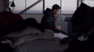 Le sweatshirt à capuche noir à imprimé géométrique porté par Damiano Younes (Riccardo Mandolini) dans la série Baby (Saison 3 Episode 5)