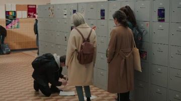 The brown backpack of Zoe Loockx(Veerle Dejaeger) in wtFOCK (S01E10)