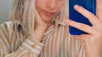 The beige striped blouse of Zoe Loockx (Veerle Dejaer) in wtFOCK (S02E05)