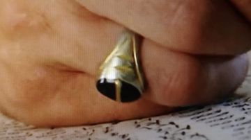 Anillo de oro con piedra negra de Gustavo Gaviria (Juan Pablo Raba) en Narcos (S01E05)