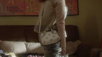 White hand-bag of Marina Nunier (María Pedraza) in Elite (S01E01)