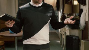 Black leather, gray, and white sweatshirt of David Rose (Daniel Levy) in Schitt's Creek (S01E12)