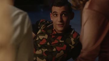 Polo multicolor of Christian Varela (Miguel Herrán) in Elite (S01E03)