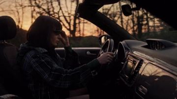 Veste à carreaux courte portée par Ludovica Storti (Alice Pagani) dans la série Baby (S03E04)