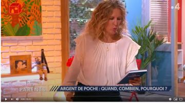 Blouse écru à volants portée par Agathe Lecaron dans La maison des parents