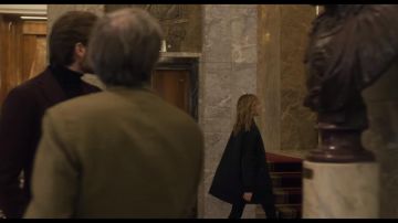 Manteau noir de Chiara Altieri (Benedetta Porcaroli) dans Baby (S03E03)