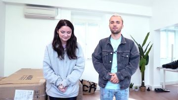 Jean délavé avec écritures porté par Squeezie dans pourquoi j'ai voulu tout faire moi-même ??