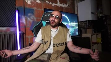 Veste sans manche supreme de Anthony Lastella  Anthony Lastella  dans la vidéo CE POTE, POTE DE RAPPEUR