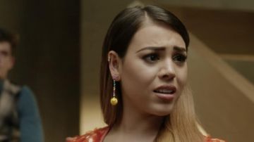 Boucles d&#39;oreilles longues de Lu Montesinos (Danna Paola) dans Élite (S01E08)