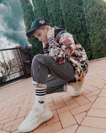 Los pantalones cargo de mercurio a rayas blancas y negras de Nick Mercury en la cuenta de Instagram de @mercury_nick_