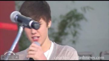 Boucles d'oreilles en or portées par Justin Bieber dans Justin Bieber rend hommage à Michael Jackson