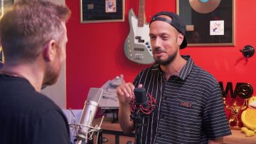 Chemise à rayures de Raphaël Carlier dans Concours d'anecdotes 8 feat. David Guetta