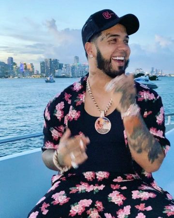 Anuel AA: Clothes, Outfits, Brands, Style and Looks | Spotern