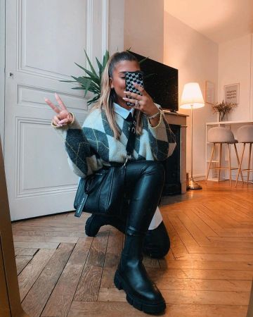 Plaid sweater of AnnaRvr on the account Instagram of @annarvr