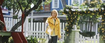 Manteau jaune portée par Lynette Scavo Felicity Huffman dans la série Desperate Housewives