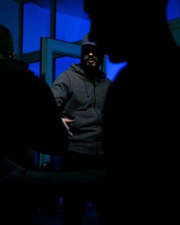 The gray vest with a small coat of arms (compass pattern) on the left sleeve of SCH on the account Instagram of @sch