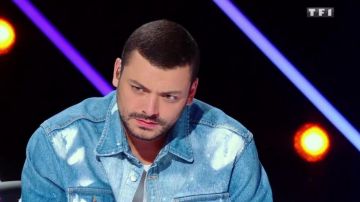 The faded blue jeans jacket of Kev Adams in the show Mask Singer