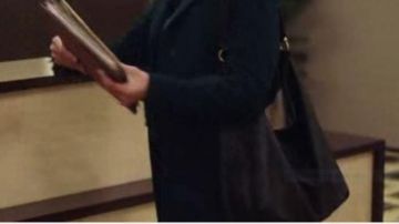 Sac cabas de Andréa Martel (Camille Cottin) dans Dix Pour Cent (S04E02)