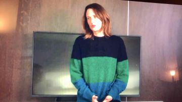 Pull tricolore d'Andréa Martel (Camille Cottin) dans Dix Pour Cent (S04E01)