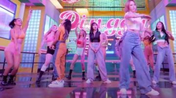 Orange Pants porté par Hwasa dans la vidéo [MV] MAMAMOO-Dingga