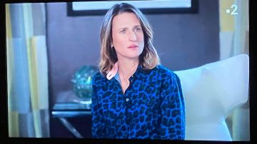 La chemise bleue motif léopard de Andrea Martel de Andréa Martel (Camille Cottin) dans Dix Pour Cent (S04E02)