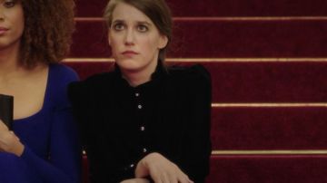 Vestido de terciopelo negro de Camille Valentini (Fanny Sidney) en Dix Pour Cent (S04E01)