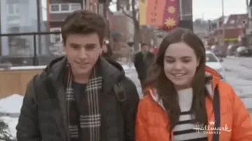 Grace Russell (Bailee Madison) lleva una chaqueta acolchada naranja en la serie A Hint of Magic (Temporada 2)