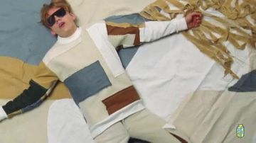 Tan sweatershirt with some patch porté par the kid laroi the kid laroi dans la vidéo The Kid LAROI - So Done (Dir. by @_ColeBennett_)