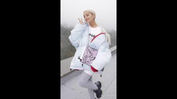 Chaqueta de plumón azul pastel usada por Ariana Grande en una foto