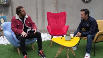 Red denim jacket of Pierre Croce in Guess the couple: Special Parents