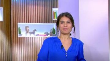 Blouse/Chemisier bleu électrique portée par Emilie Tran Nguyen dans C à Vous