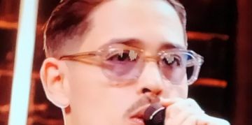 Glasses worn by the artist Lartiste On est en direct