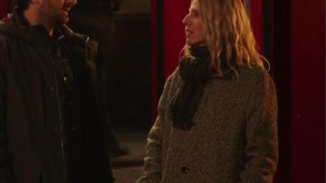 Manteau chevrons Sandrine (Sandrine Kiberlain) dans Dix Pour Cent (S04E04)