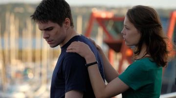 Le t-shirt bleu nuit avec constellations au dos porté par Chanteraide (François Civil) dans le film Le Chant du loup