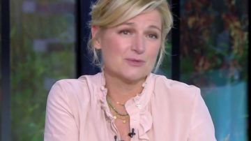 Blouse volant rose dans C à Vous