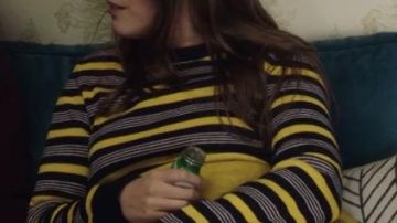 Suéter a rayas amarillo y gris de Camille Valentini (Fanny Sidney) en Dix Pour Cent (S04E03)