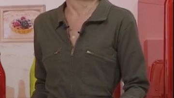 Combinaison kaki portée par Maya dans l’émission du 9 octobre  portés par Présentateur May Sarton  La Quotidienne