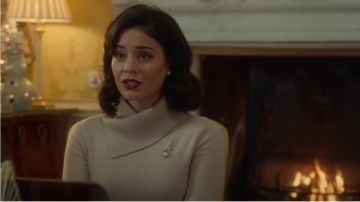 Rollneck jumper of Stacy De Novo / Lady Margaret (Vanessa Hudgens) in The Princess of Chicago: In the skin of a queen