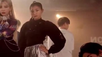 NIKE Pull court noir à manches bouffantes avec laçage à l'avant. porté par Young Lee dans 1MILLION XK / DA-PLUS DE RÉACTION ft SOYEON &amp; MIYEON + FREESTYLE