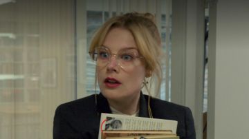 Eyeglasses worn by Sofie (Ida Engvoll) in Love &amp; Anarchy (S01E01)