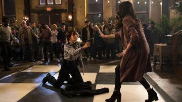 Coat de Abby Arcane (Crystal Reed) dans Swamp Thing (S01E03)