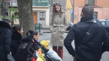 Ophélie Meunier wears a grey checkered coat in Zone interdite of January 7, 2018