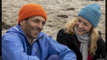 Blouson bleu impemeéable de Raphaël Balthazar (Tomer Sisley) dans Balthazar (S03E01)