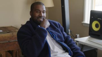 Polaire bleue marine de Kanye West dans Kanye West: Jesus Is King, Sunday Service, and Being Born Again | Apple Music