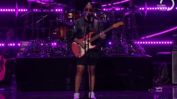 Una sudadera negra brillante de gran tamaño usada por H.E.R. en el video de YouTube H.E.R. interpreta Fate | Premio Global Citizen 2019