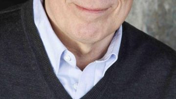Blue dress shirt of Michael McKean in Better Call Saul