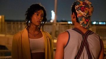 Gorra de Lil Papi (Angel Bismark Curiel) en Pose (S01E07)