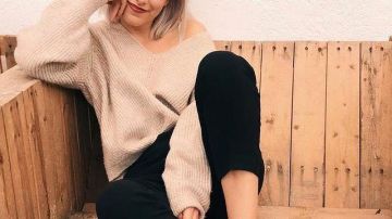 The beige sweater of Zoe Loockx (Veerle Dejaege) in wtFOCK (S02)