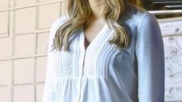 White blouse of Paige Dineen (Katharine McPhee) in Scorpion (S03E09)