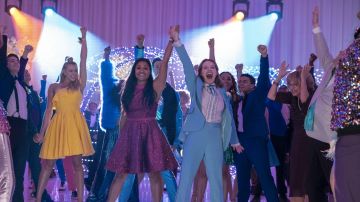 Chaleco de lentejuelas arco iris hombre de extra presentado en la película The Prom